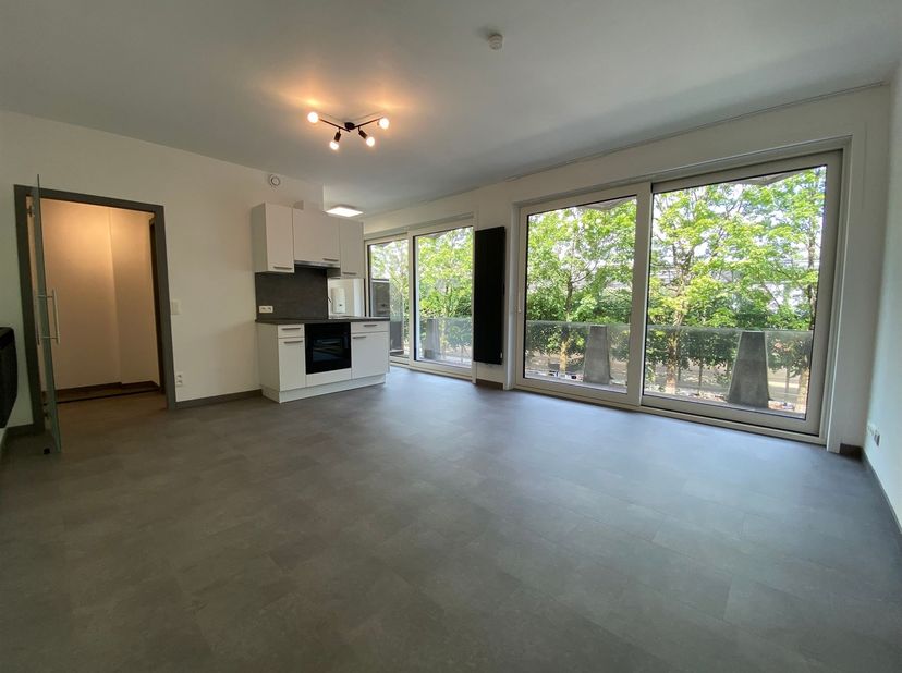 MCA Immobilier vous propose ce studio situé au 1er étage de la résidence Les Marronniers, en plein cœur de Marche-en-Famenne. <br />
<br />
Il se comp