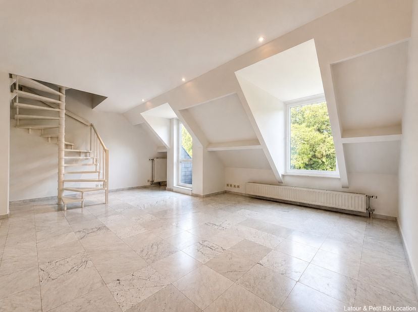 UCCLE - En bordure du Bois de la Cambre, à proximité immédiate des commerces, des transports et des principaux axes, agréable APPARTEMENT duplex (1ch/