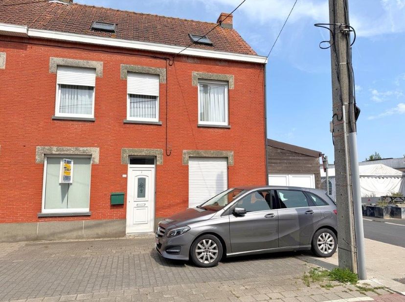 Halfopen woning met inkom, ruime lichtrijke living, keuken, badkamer, gelijkvloerse slaapkamer, terras en een tuin. Op de eerste verdieping zijn er 3