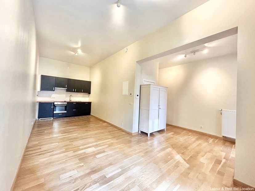 SCHAERBEEK, vlakbij Schuman, op het Jamblinne de Meux plein. Licht 60m² groot gerenoveerd APPARTEMENT (0CH/1SDD) in een Maison de Maître. Het bestaat