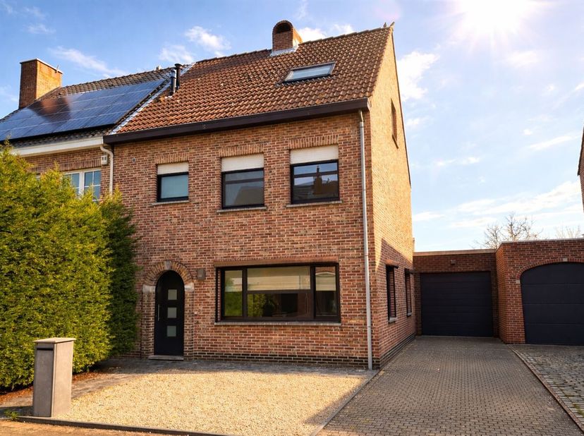 Prachtige woning met 5 slaapkamers, inpandige garage en ruime tuin<br />
Ligging:<br />
De woning is geleden in een rustige woonwijk, midden in Stabro