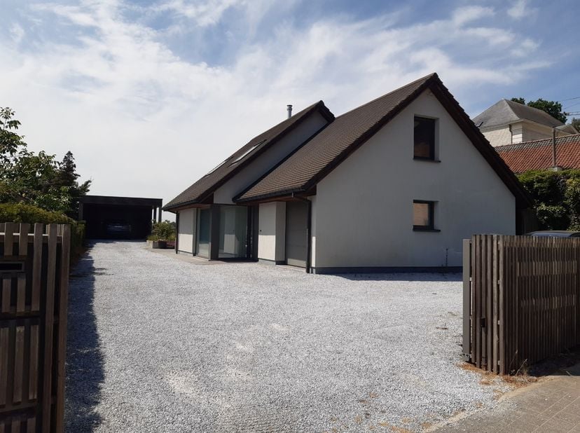 Deze woning combineert vele troeven : degelijke materialen (o.a. parketvloeren,...), hoogwaardige afwerking, energiezuinigheid, aangenaam zonneterras,