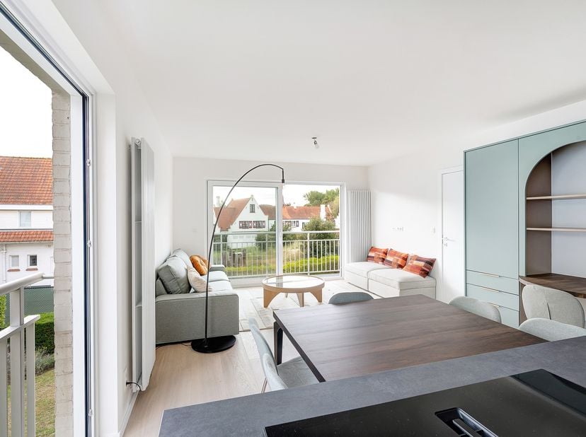 Magnifique appartement situé dans la villa-résidence “Mary Morgane”, au cœur du charmant Duinbergen, à seulement quelques pas de la plage. Un environn