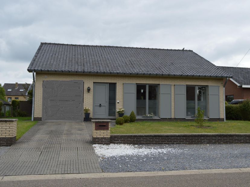 Ruime gezinswoning met 2 slaapkamers, inpandige garage, ruime tuin en grote veranda in het centrum van Alken.<br />
Het huis is gelegen in de Moggewei