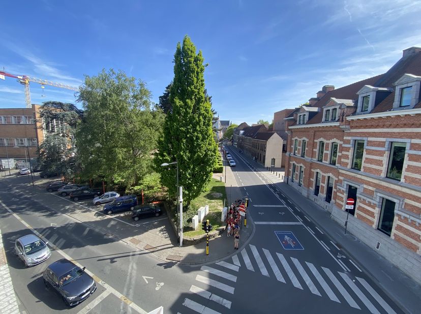AALST - Op slechts 100 meter van de Grote Markt en 50 meter van het station bevindt zich dit lichtrijke appartement op de derde verdieping van een ver