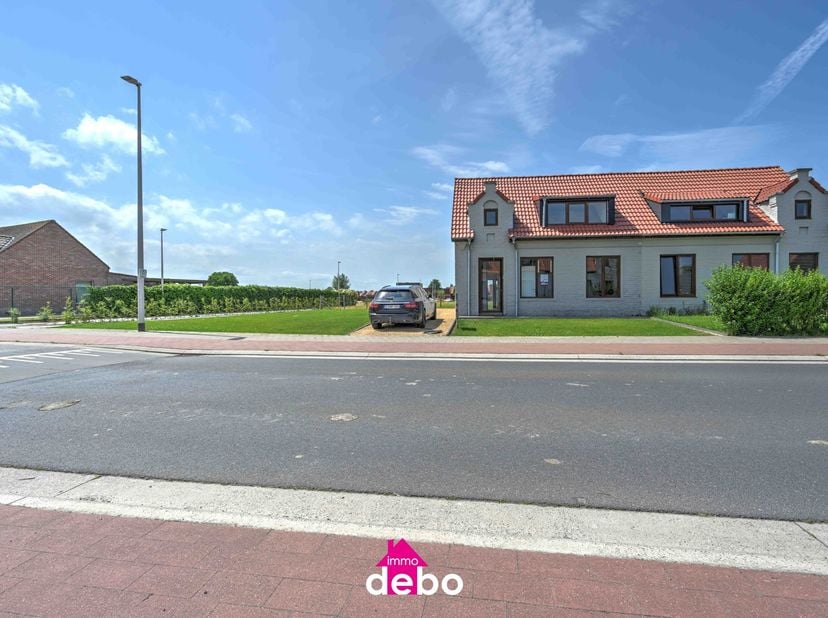 Instapklare gezinswoning met extra bouwgrond op een toplocatie<br />
Welkom in deze charmante en instapklare woning, gelegen op een mooi perceel van m