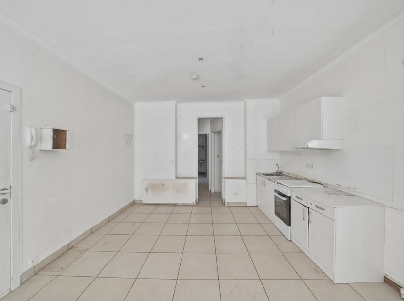 Op zoek naar een betaalbaar appartement met potentieel? Dit gelijkvloers appartement bevindt zich in het bruisende centrum van Oostende, op wandelafst