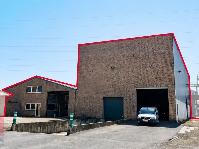 Multifunctioneel bedrijfsgebouw te huur, bestaande uit twee magazijnruimtes en een kantoor. Dankzij de strategische ligging geniet deze site van een u