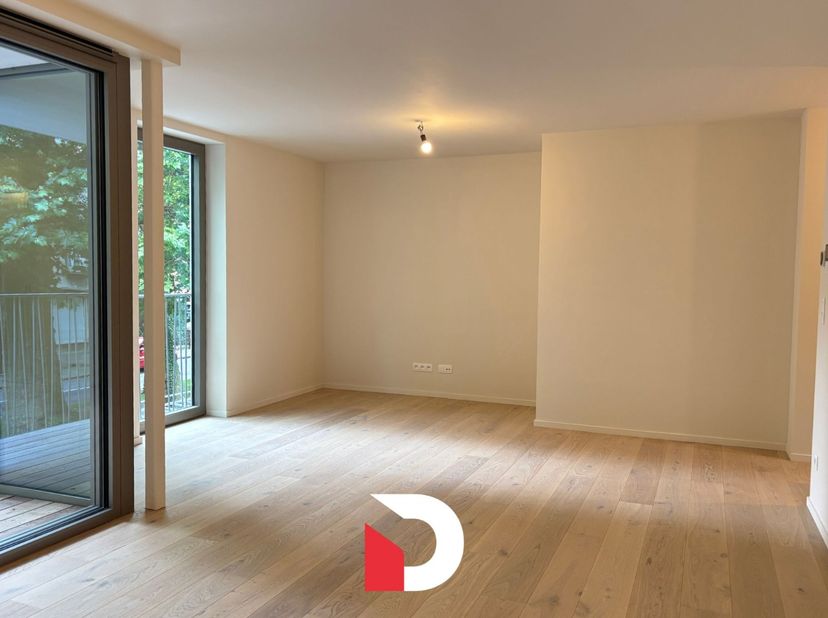 In de gegeerde wijk Kristus-Koning, op een steenworp van het centrum van Brugge, bevindt zich dit ruime en energiezuinige nieuwbouwappartement. Dankzi