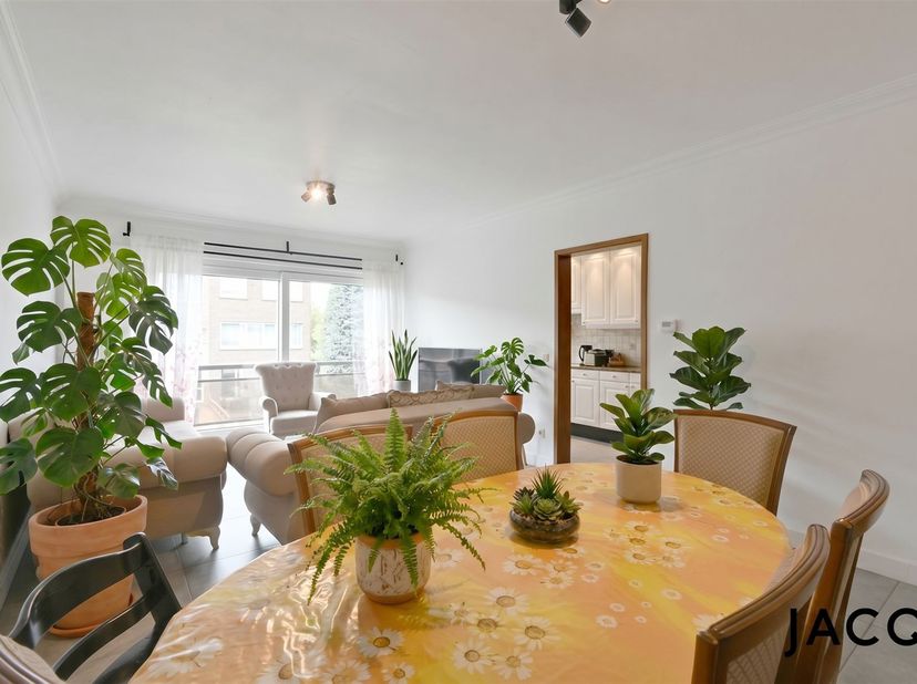 IN OPTIE!<br />
Bent u op zoek naar een instapklaar en gerenoveerd appartement op de 1ste verdieping (geen lift), centraal gelegen nabij winkels, sch
