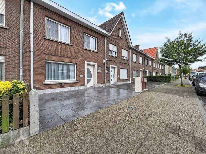 Rustig gelegen gezinswoning met een praktische indeling en veel leefruimte, ideaal voor wie comfort en functionaliteit zoekt. Je komt binnen via de in