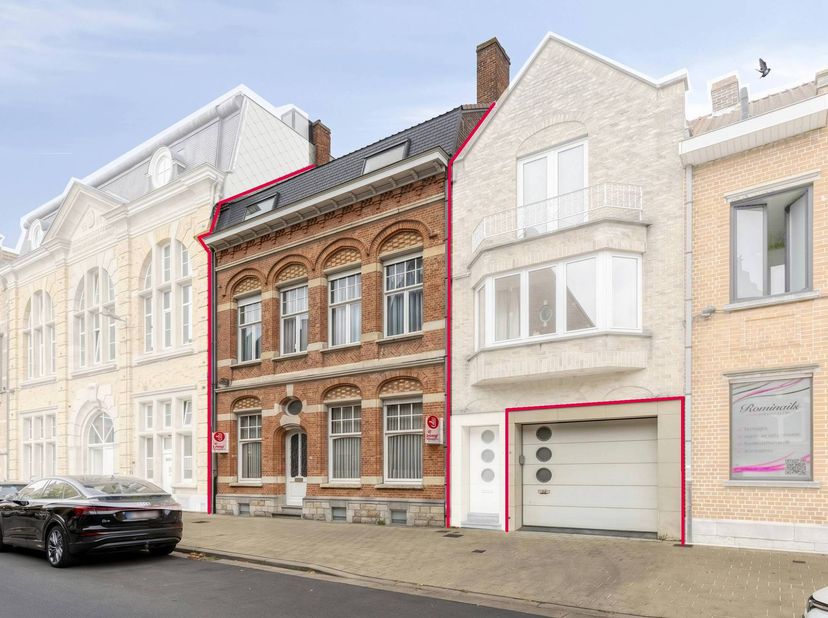 Aan de voet van de iconische Ieperse Vestingen en op een boogscheut van de Grote Markt staat dit karaktervol herenhuis te koop. Een uniek pand met vee