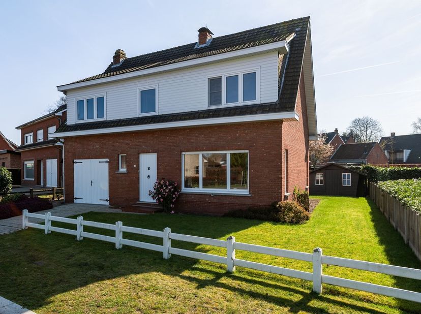 Zeer goed onderhouden woning met 4 slpks. op ca 323 m² grond.  Gelegen in een zeer kindvriendelijke omgeving, nabij het gemeentepark en op loopafstand