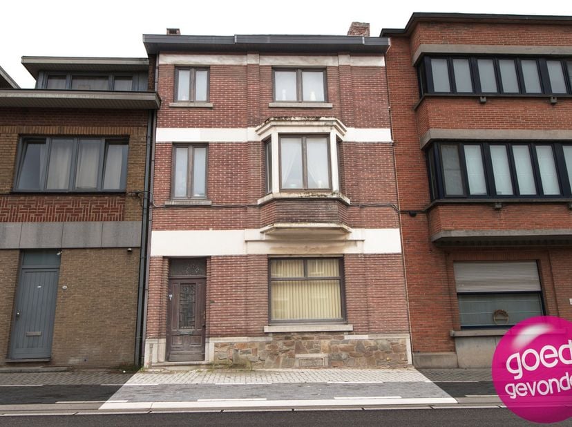 TE RENOVEREN HERENHUIS met 3 tot 4 SLAAPKAMERS en ZUIDEGERICHTE TUIN met TERRASSEN, een geheel met ERG VEEL POTENTIEEL.<br />
Deze ruime rijwoning bie
