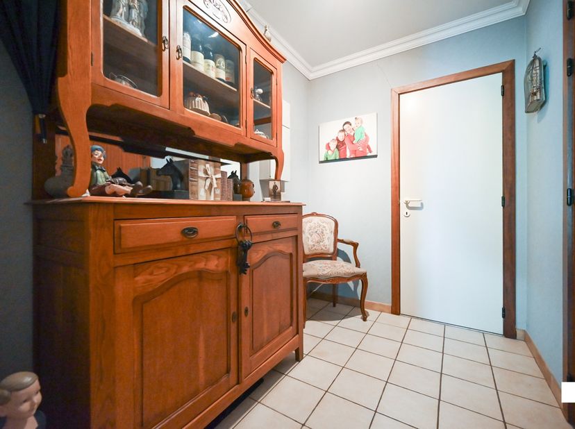 Ontdek dit ruime, instapklare appartement met drie slaapkamers, ideaal gelegen nabij de Grote Markt van Izegem. Met een bewoonbare oppervlakte van cir