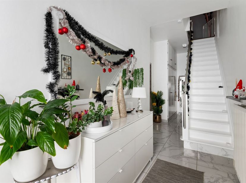 Ligging: Deze ruime woning is zeer centraal en gunstig gelegen nabij de Bredabaan. Verschillende scholen, winkels, horeca en het openbaar vervoer in d