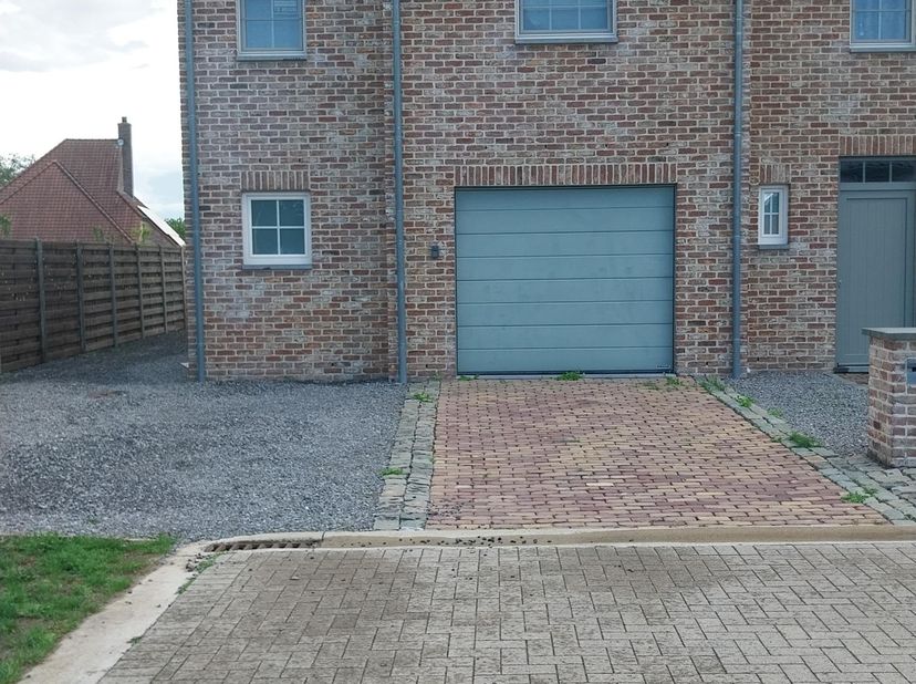 Recente halfopen nieuwbouw woning zeer rustig gelegen vlakbij centrum sint huibrechts - lille .<br />
Beneden verdieping<br />
- Hal met gastentoilet