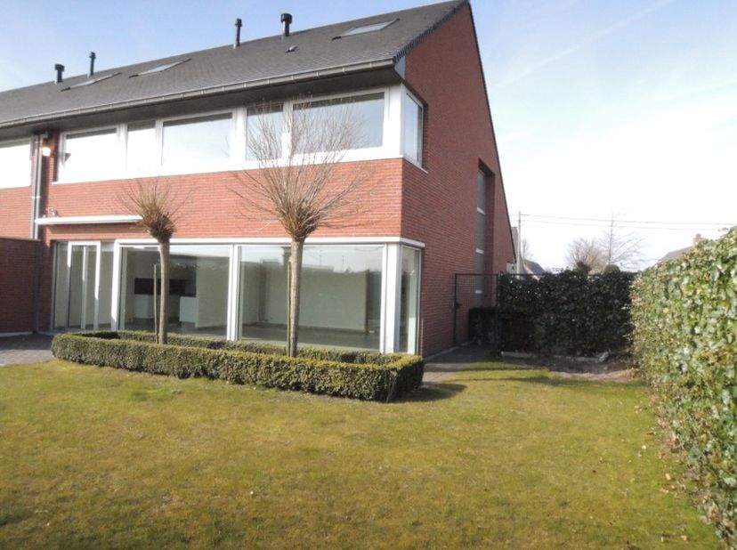 Lichtvolle moderne 3-slpk halfopen WONING met dubbele garage, grote kelder, ingerichte zolder &amp;amp; zuidgerichte tuin &amp;amp; terras (+ zonnewering).<br
