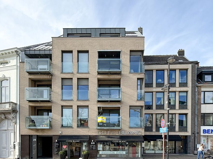 Dit aangename appartement bevindt zich op de eerste verdieping, pal op de Grote Markt van Beveren, en is vlot bereikbaar via de lift.<br />
<br />
Bij