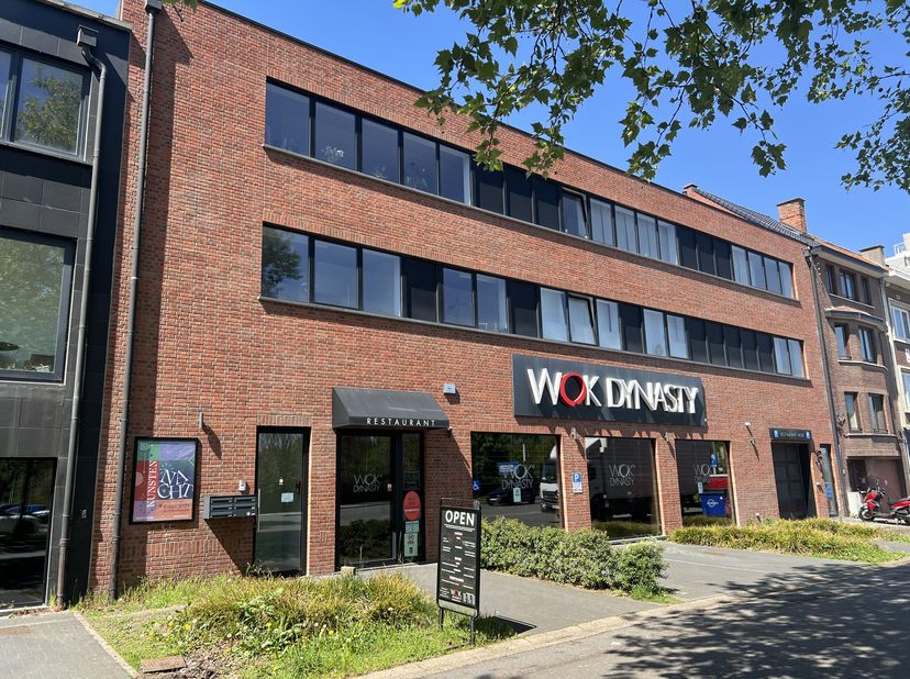 Ruim commercieel pand voor handel (showroom), kantoren of praktijkruimte,  met 13 ondergrondse parkings, 3 buitenparkings en met ruim terras.<br />
He