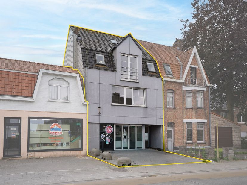Centraal gelegen in Assebroek bevindt zich dit veelzijdige opbrengsteigendom op een perceel van 240 m², bestaande uit een handelsgelijkvloers met bove