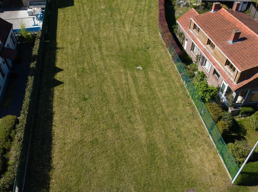 Ligging<br />
Deze bouwgrond is gelegen in de Nazarethstraat in De Pinte, een gegeerde locatie die rust, bereikbaarheid en woonkwaliteit perfect combi