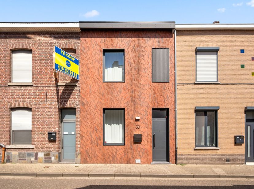 Deze prachtige woning is gelegen in het hart van Tienen en biedt alle comfort van een standaard rijwoning. Het pand is zeer mooi gerenoveerd in 2014 e