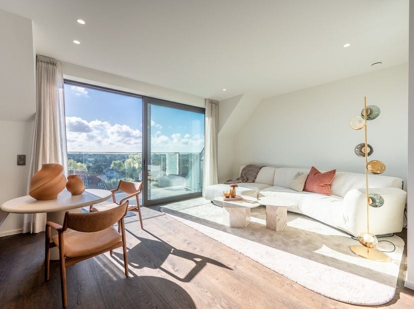 Luxueus nieuwbouwappartement in hartje Zoute op de Kustlaan genietend van prachtige open zichten op de villa's. Indeling: Inkom met gastentoilet, vest
