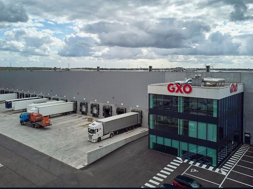 Uitstekend gelegen logistieke loods met een oppervlakte van 32.000 m² (en een mezzanine van 5.554 m²) in combinatie met kantoren van 1.050 m² te huur&amp;