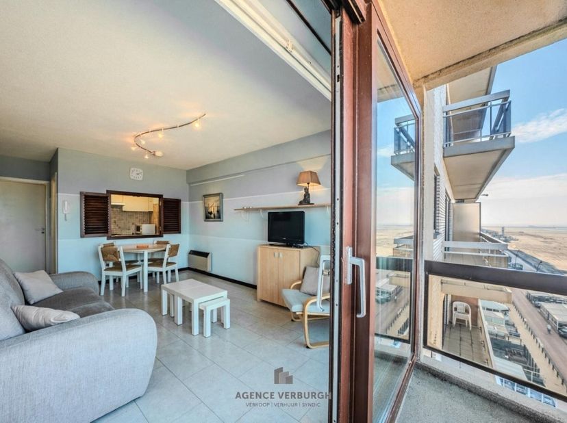 Dit appartement op de achtste verdieping van een verzorgde residentie combineert comfort, licht en een prachtig zeezicht. De ruime leefruimte heeft to