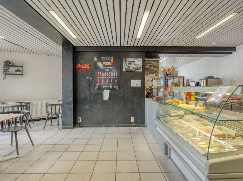 Te koop:handelspand in het hart van Mechelen, op de Melaan, vlakbij de Vismarkt en diverse scholen. Dit handelspand is commercieel uitstekend gelegen