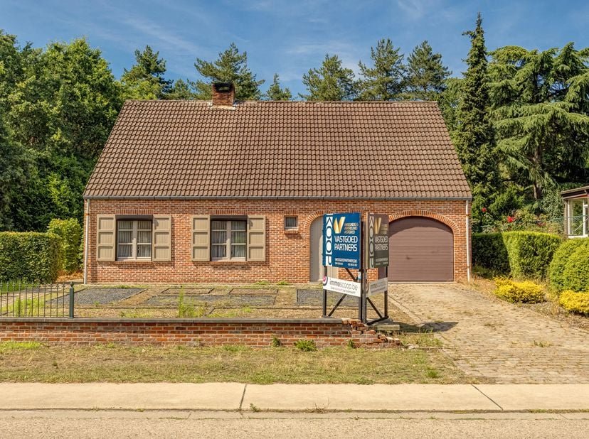 Deze woning is rustig gelegen in Dessel, met achteraan een bosrijke omgeving die voor extra privacy en een groene uitstraling zorgt. Bovendien bevindt