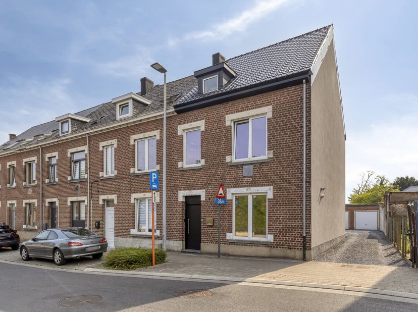 *** KIJKDAG ZATERDAG 15/08 tussen 9u30 en 12u30 *** OP AFSPRAAK *** Instapklare half-open bebouwing te Hekelgem. De woning is rustig gelegen in nabijh