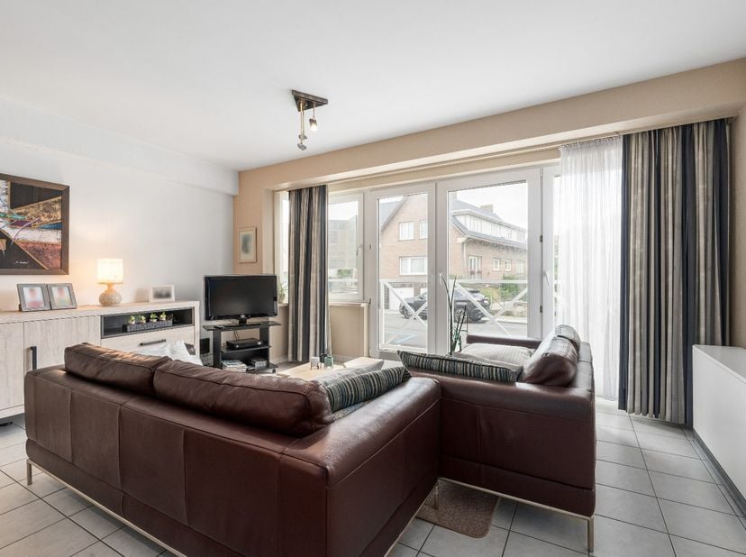 Uitstekend gelegen bel-étage appartement op wandelafstand van de Zeedijk in het centrum van Wenduine. Dit appartement maakt deel uit van een kleine re
