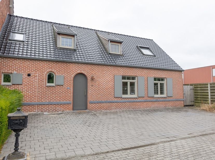 Ben je op zoek naar een rustig gelegen en comfortabele gezinswoning met alle belangrijke faciliteiten nabij? Dan is dit pand op een perceel van 5are10