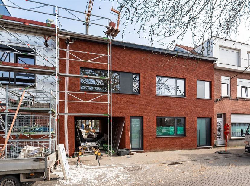 Dit opbrengsteigendom is gelegen aan de Heilig Bloedlaan 295 in Hoogstraten, op een centrale ligging vlakbij winkels, scholen (het Klein Seminarie lig