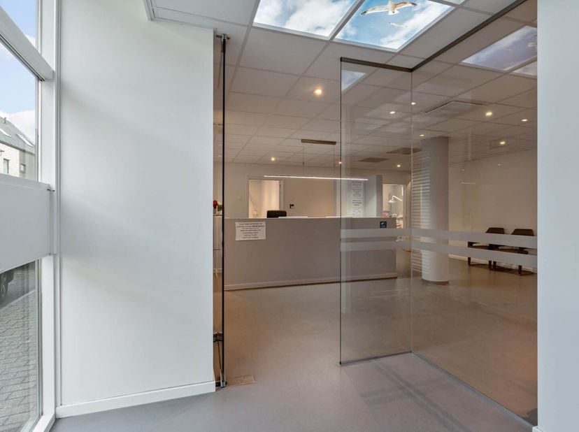 Dit veelzijdige pand heeft een oppervlakte van 140m² op het gelijkvloers en een kelder met dezelfde grootte.<br />
Het pand was in gebruik als tandart