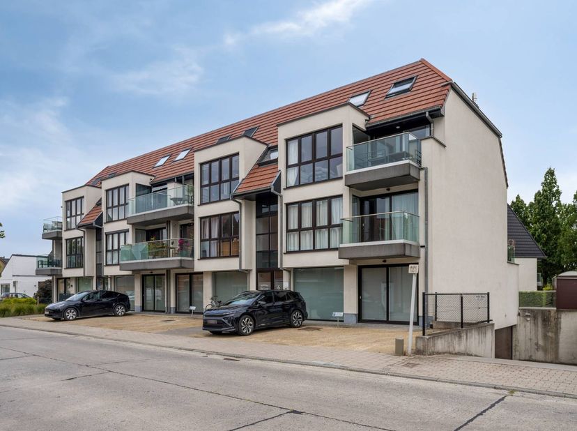 Instapklare, lichtrijke duplex met 2 terrassen te koop in hartje Aalter<br />
<br />
Op een steenworp van de Markt in het bruisende centrum van Aalter
