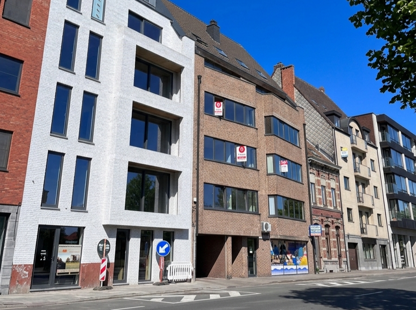 Disposition :<br />
<br />
- salon spacieux avec cuisine ouverte où la lumière naturelle crée une atmosphère agréable<br />
- chambres 1<br />
- chamb