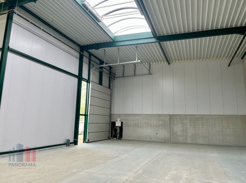 Unité PME nouvellement construite avec une superficie de 297 m² et 1 place de parking privée à vendre. Excellente situation à la sortie du Grote Ring,