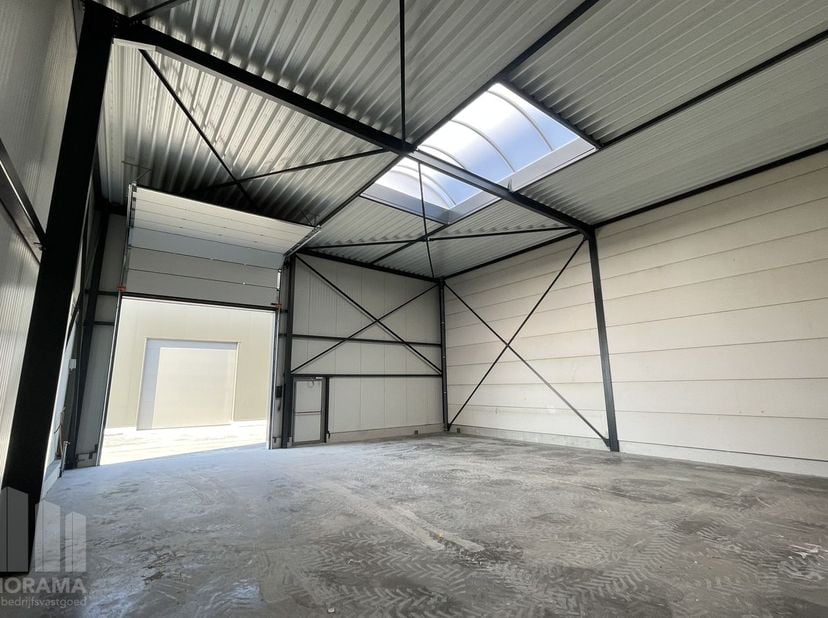 Nieuwbouw KMO-unit met een oppervlakte van +/- 231m² INCLUSIEF privatieve parkeerplaats.&amp;nbsp;<br />
<br />
De casco magazijnruimtes bestaande uit sta