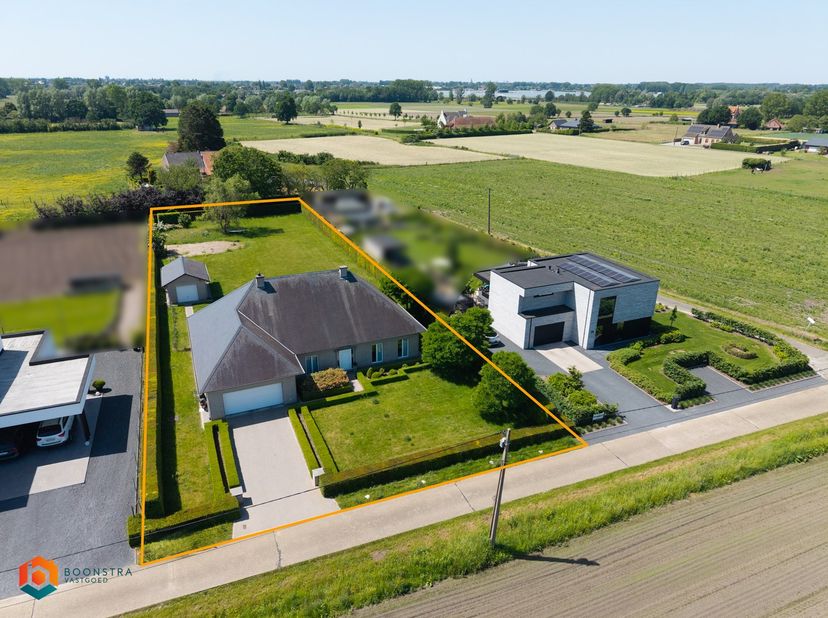 Op een uitstekende locatie in een groene en rustige omgeving te Koningshooikt bevindt zich deze uitzonderlijk ruime villa op een prachtig perceel van