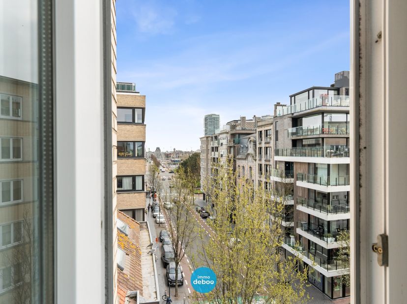 Lichtrijk doorloopappartement, gelegen in een rustig verzorgd gebouw met 1 appartement per verdieping, in de Alfons Pieterslaan 15 te Oostende.<br />