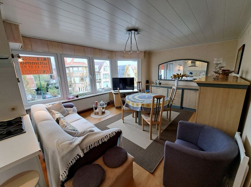 Appartement soigné, lumineux et meublé avec situation centrale, à quelques pas de la mer, des magasins et des restaurants.<br />
Idealement situé tout
