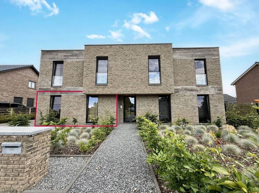Ben je op zoek naar een rustig gelegen, ruim appartement met het comfort van een woning? Dit gelijkvloers appartement aan de Heirbaan 46 bus 1 in Elen