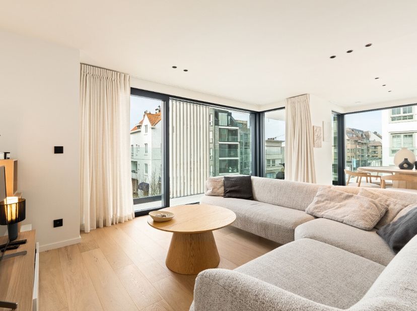 Te koop: uniek hoekappartement in Sint-Idesbald, op een centrale locatie nabij zee, duinen en openbaar vervoer. Dit appartement, gebouwd in 2023, comb