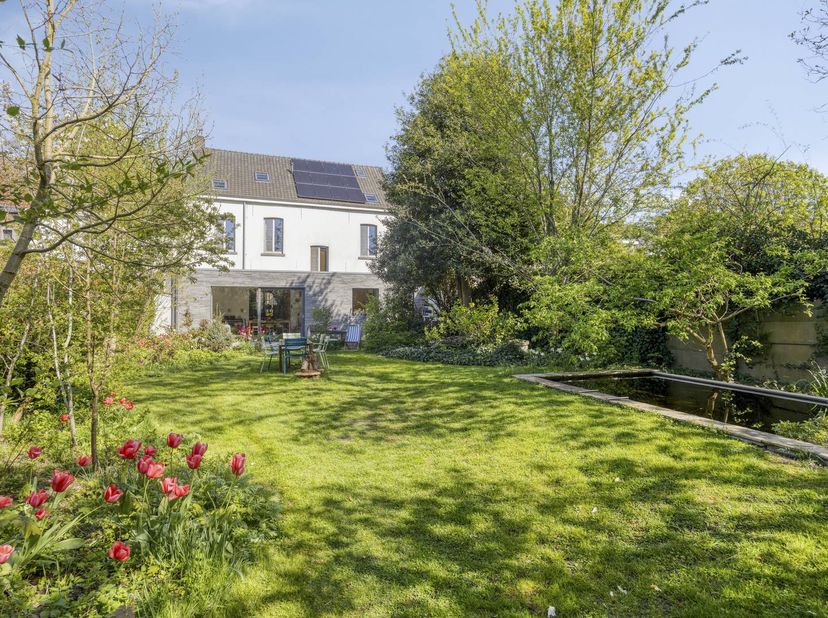 Bent u op zoek naar een lichtrijke, ruime en charmante woning? Dit herenhuis in het hart van Assenede combineert authenticiteit met hedendaags comfort