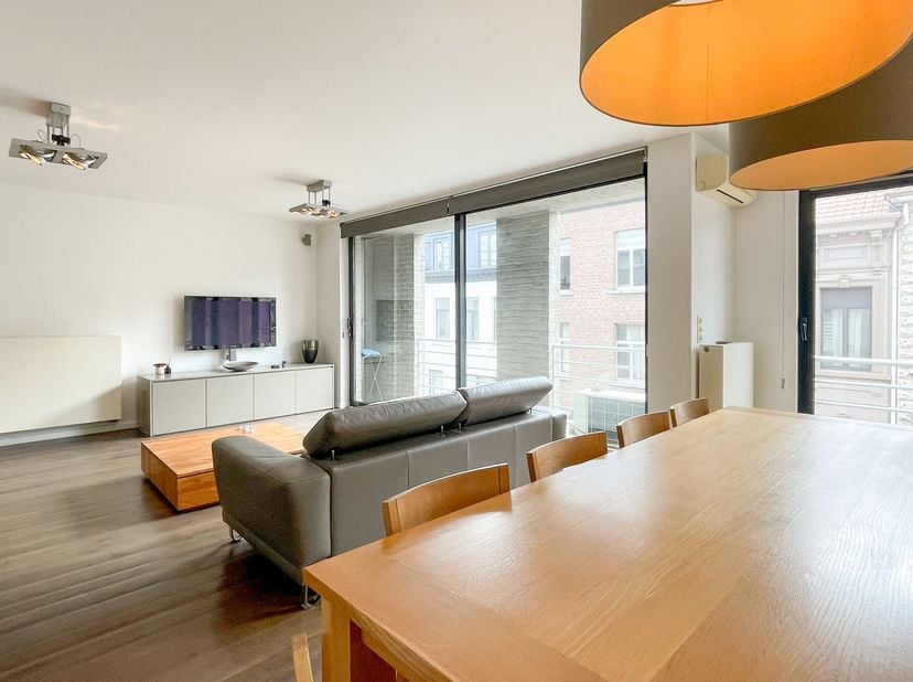 Hedendaags en uiterst smaakvol gemeubeld appartement van ca 112 m² op de derde verdieping in een hoogstaande realisatie op het Zuid. Het appartement i