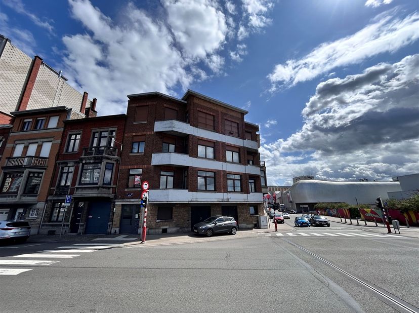 Au premier étage d'une petite copropriété de 3 entités, ce bel appartement idéalement situé entre le parc de la Boverie et le centre-ville attend son