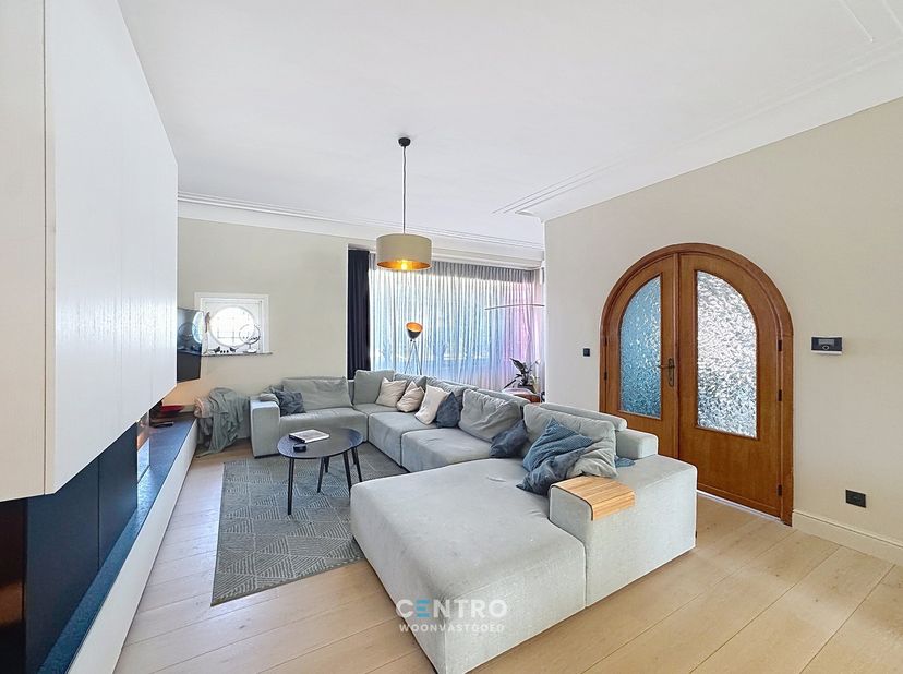 Exclusieve karakterwoning, gerenoveerd met respect voor authentieke elementen, met 5 slaapkamers, praktijkruimte, garage, zwembad én poolhouse te Liss